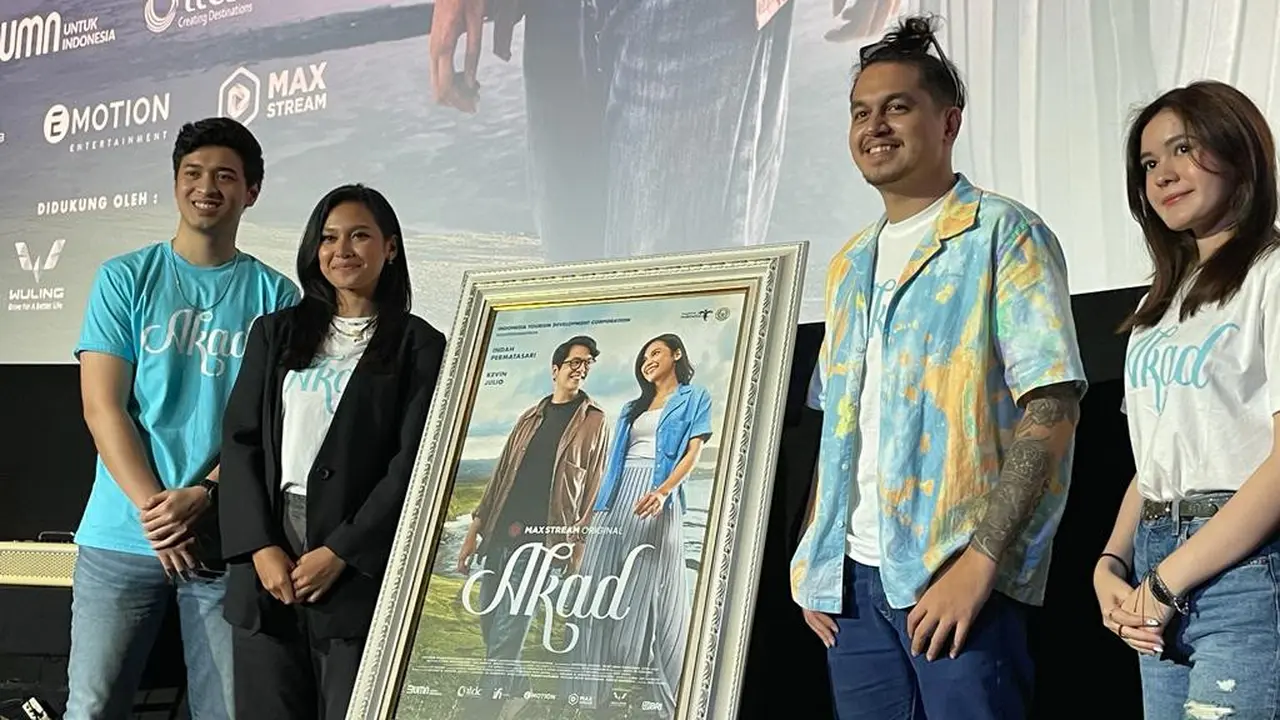 Kevin Julio dan Indah Permatasari di peluncuran poster dan trailer film Akad