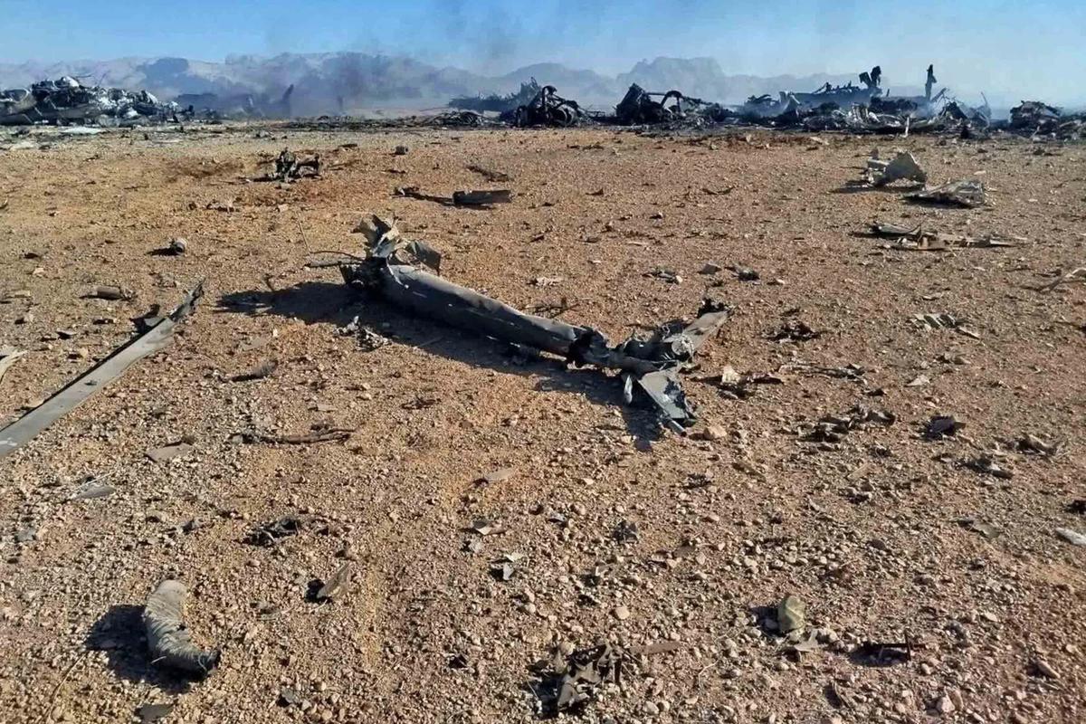 FOTO: Iran Pamerkan Puing Pesawat AS yang Dihancurkan dalam Operasi Militer