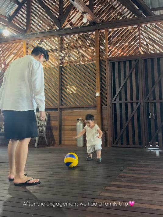 Setelah momen lamaran, Yasmine dan Arifin menikmati waktu bersama dalam sebuah liburan keluarga. Kesempatan ini menjadi ajang bagi mereka untuk semakin mengenal satu sama lain, terutama antara Arifin dan Zayn. Kebersamaan tersebut terlihat harmonis, memperlihatkan bagaimana Arifin mulai membangun perannya sebagai figur ayah bagi Zayn.  (Liputan6.com/IG/@yxsmine.ow)