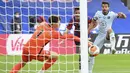 Kiper Chelsea, Kepa Arrizabalaga, menghalau bola saat melawan Crystal Palace pada laga Premier League di Stadion Selhurst Park, London, Selasa (7/7/2020). Chelsea menang dengan skor 3-2. (Justin Tallis/Pool via AP)