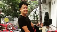 Denny Chasmala, Musisi Cadas Penggila Vespa