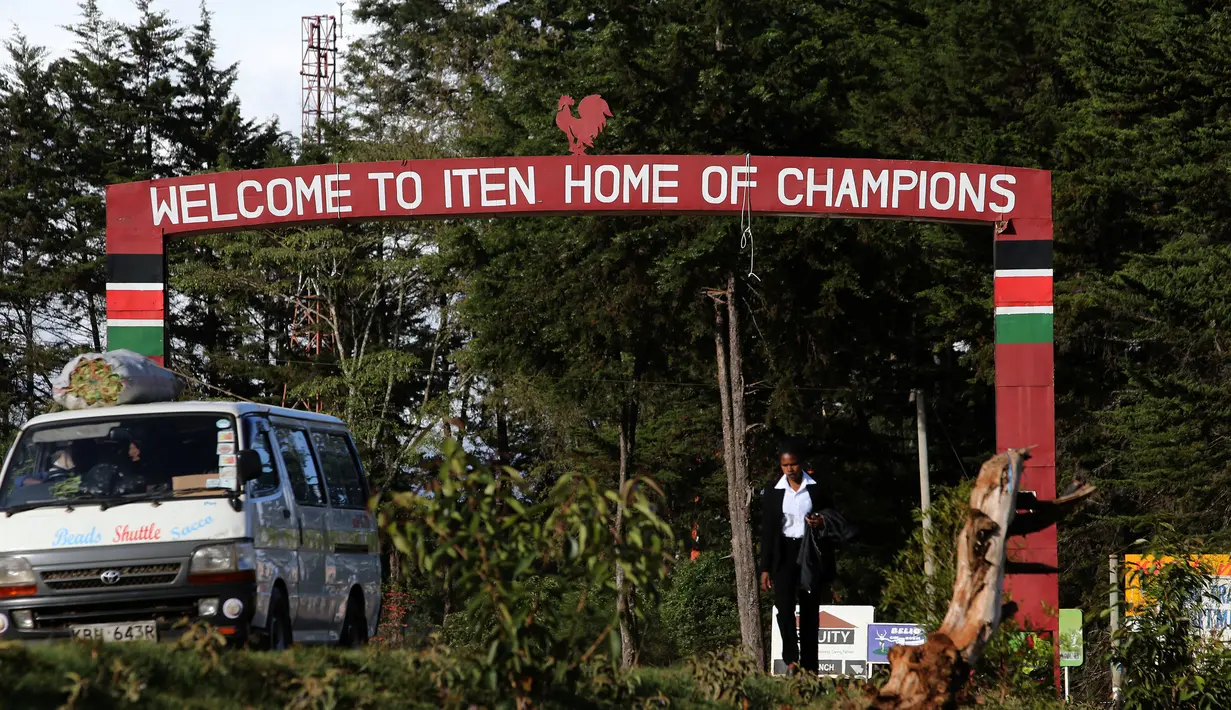 Seorang wanita berjalan melewati pintu masuk kawasan kota Iten, Kenya barat, (12/4). Iten merupakan sebuah kota kecil di dataran tinggi Kenya yang terletak di ketinggian 2.400 meter atau (7900 kaki). (REUTERS/ Siegfried Modola)