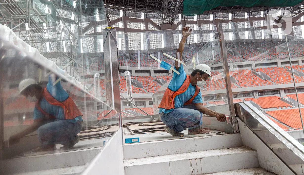 Seorang pekerja menyelesaikan pembangunan Jakarta International Stadium (JIS), Jakarta, Selasa (15/3/2022). PT Jakarta Propertindo mencatat progres realisasi pembangunan stadion yang diproyeksikan berkapasitas 82.000 penonton itu mencapai 98,60 persen. (Liputan6.com/Herman Zakharia)