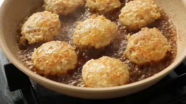 Resep Praktis Chicken Tsukune ala Chef Devina Hermawan. (Dok: IG @devinahermawan https://www.instagram.com/reel/DL6rXQCveea/?igsh=czV3NW45dHE0ODFl) 