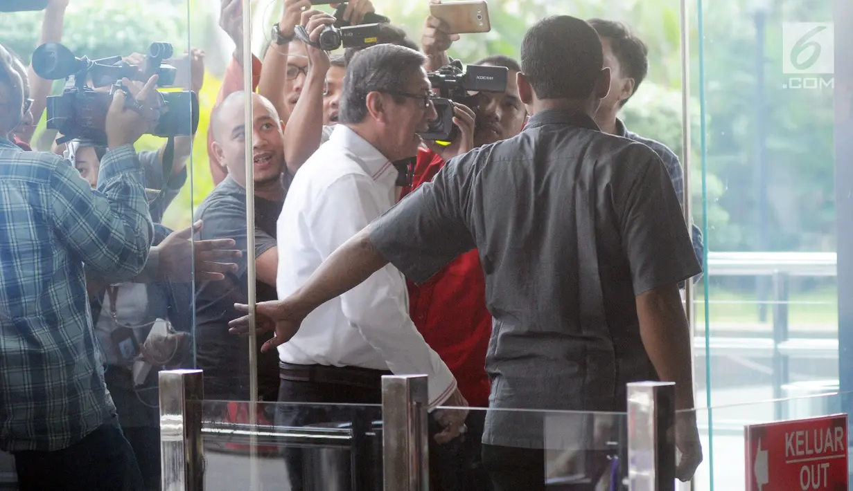 Menkumham Yasonna Hamonangan Laoly berjalan masuk ke dalam gedung KPK, Jakarta, Senin (2/7).  Yasonna diperiksa sebagai saksi untuk dua tersangka Irvanto Hendra Pambudi Cahyo dan mantan bos PT. Gunung Agung, Made Oka Masagung. (Merdeka.com/Dwi Narwoko)