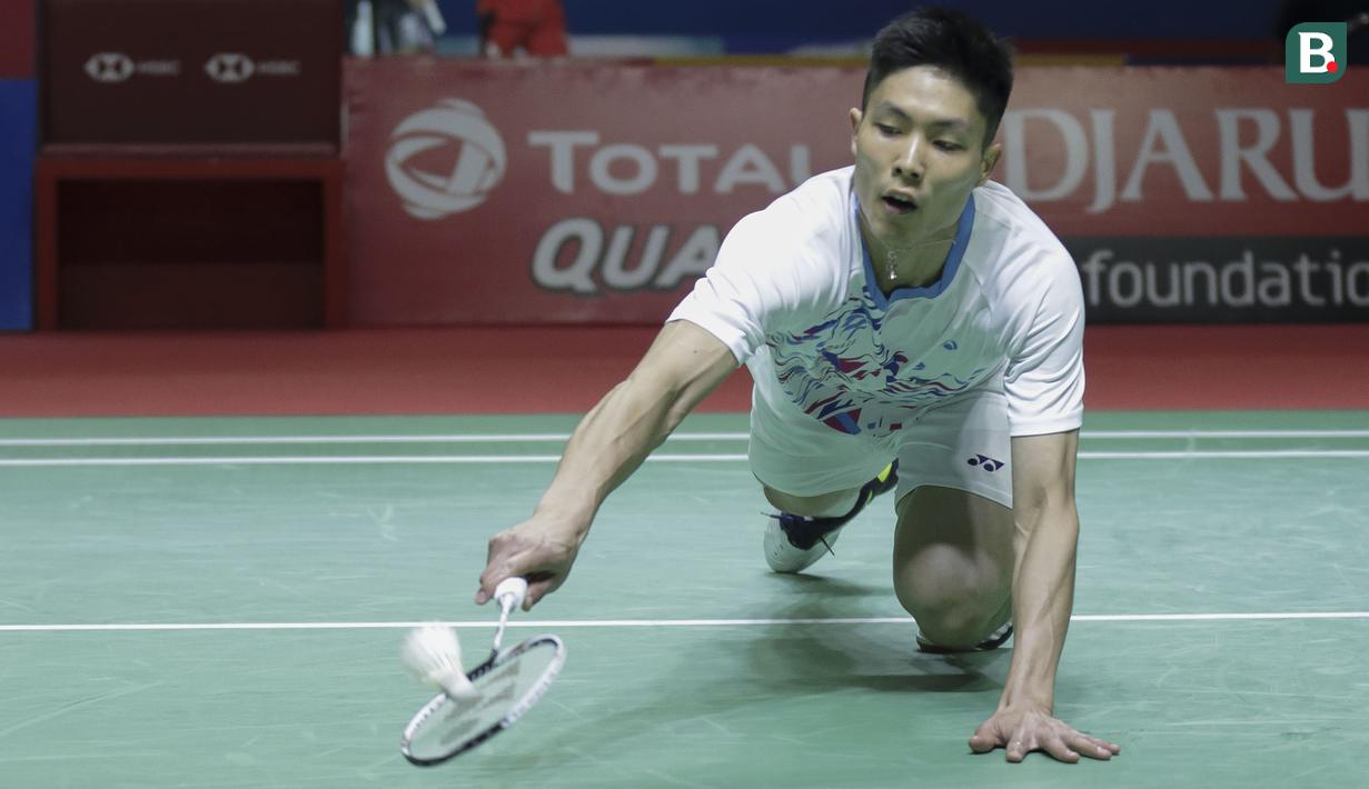 Chou Tien Chen jatuh bangun mencoba mengembalikan pukulan smes dari Lin Dan pada babak kedua Indonesia OPen 2019. (Bola.com/Peksi Cahyo)