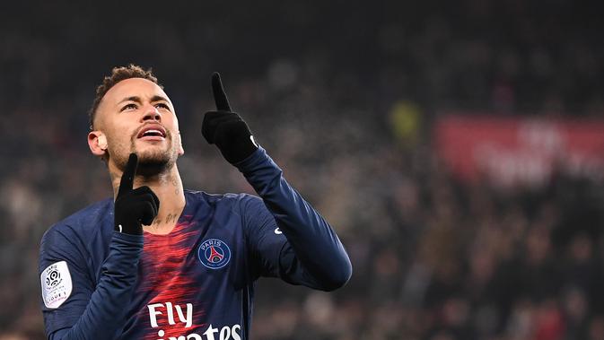 Striker PSG, Neymar Jr akan absen dalam beberapa laga ke depan. (AFP/ Anne-Christine Poujoulat)