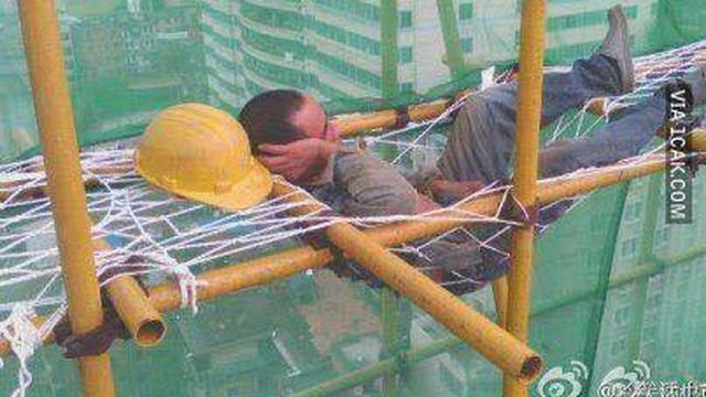 6 Kelakuan Nyeleneh Tukang Bangunan saat Bersantai Ini Bikin Tepuk Jidat