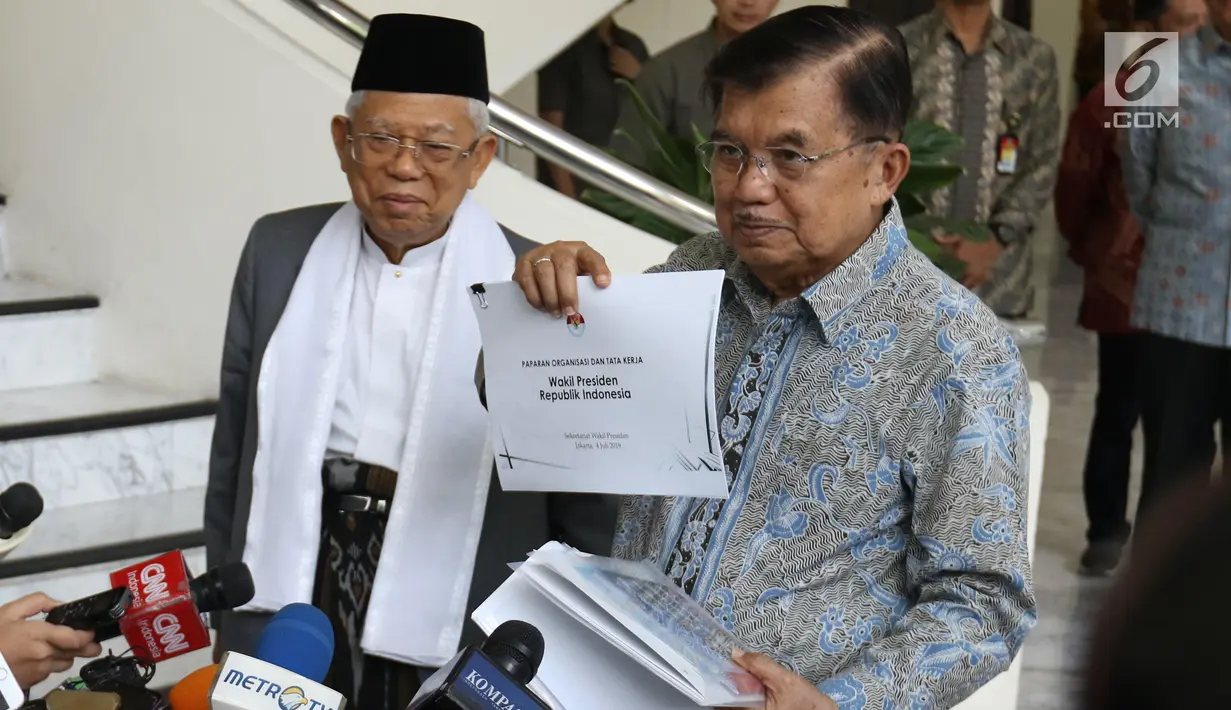 Wakil Presiden Jusuf Kalla (kanan) dan Wakil Presiden terpilih Ma'ruf Amin memberikan keterangan usai bertemu di Kantor Wakil Presiden, Jakarta, Kamis (4/7/2019). Pertemuan JK dan Ma'ruf hari ini diketahui untuk bertukar informasi terkait tugas sebagai wakil presiden. (Liputan6.com/Angga Yuniar)