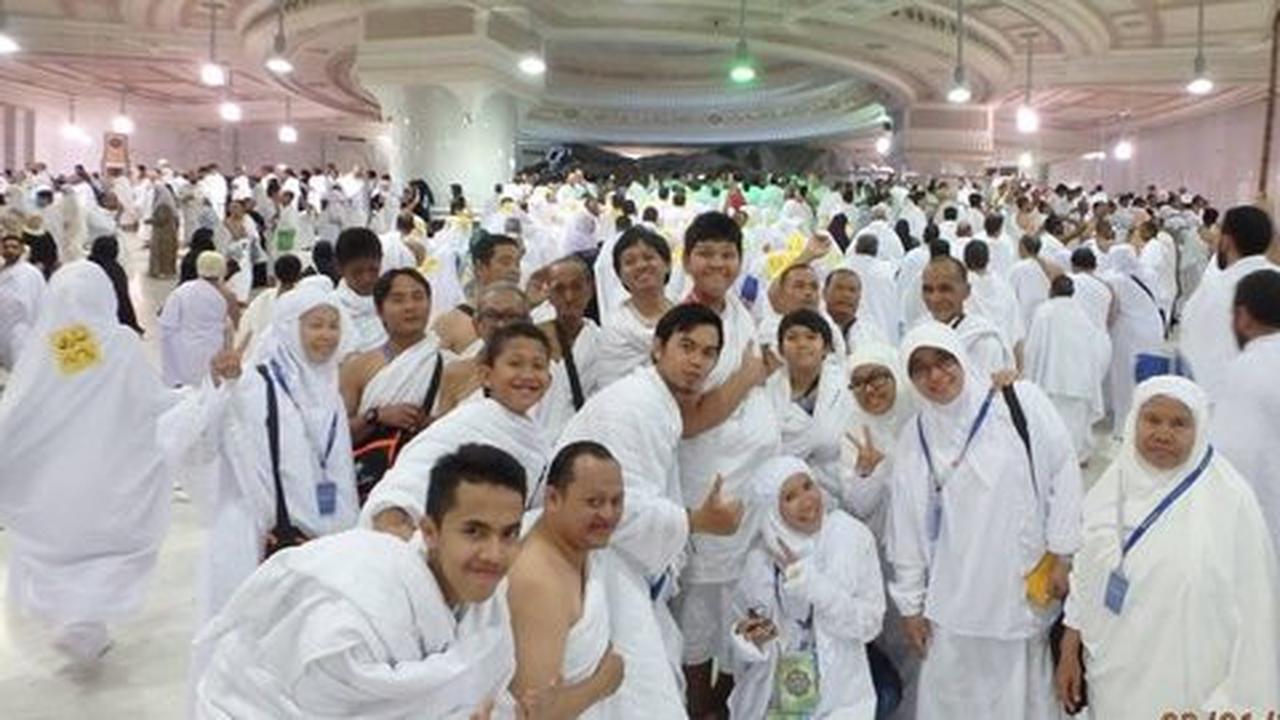 Ikut jalan sehat, buruh tani menangis dapat door prize umrah gratis
