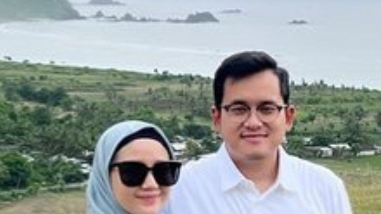 Setelah menikah, Jessica berangkat umrah bersama sang suami dan memutuskan mengenakan hijab.