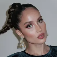 Makeup tersebut menonjolkan karakter wajahnya yang tegas, sekaligus memberikan kesan dramatis yang elegan. [@claurakiehl].