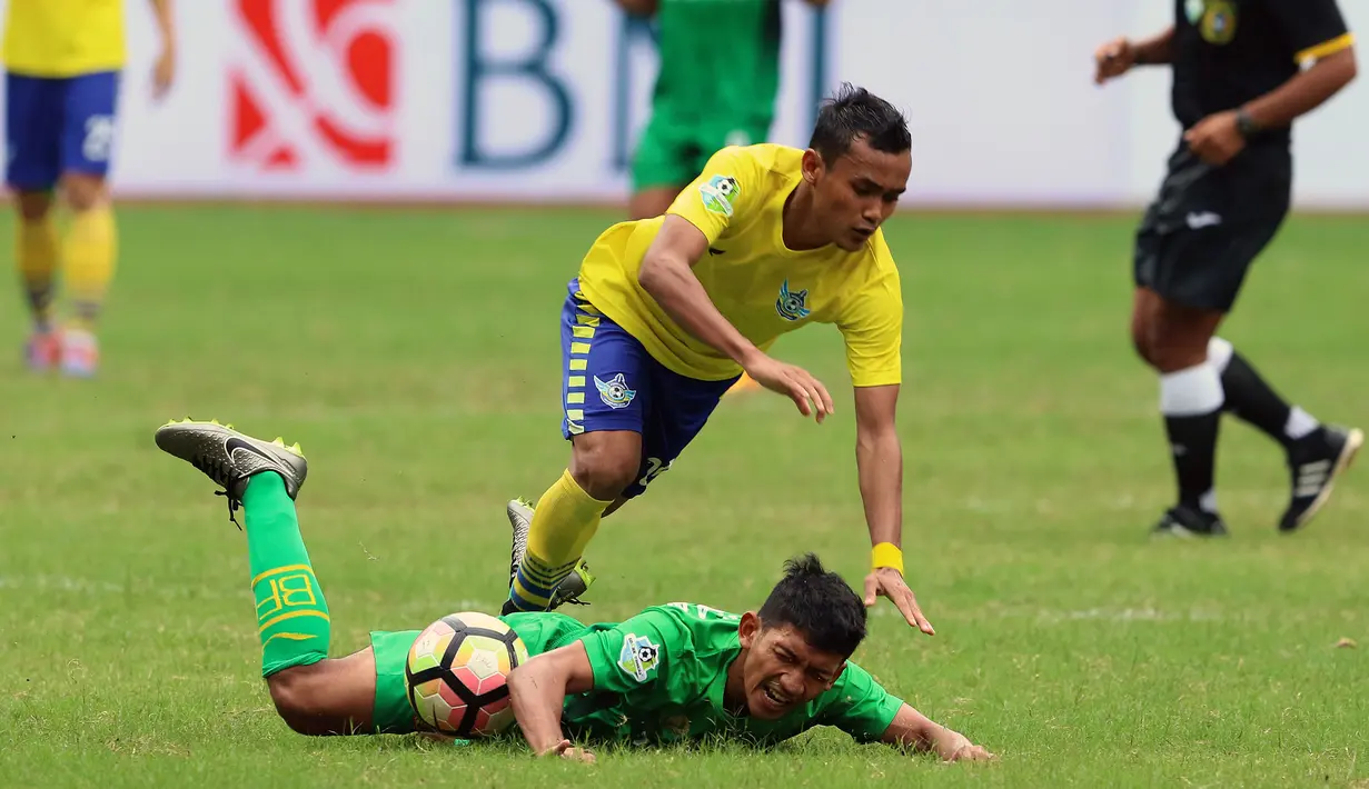 Penyerang Persegres Gresik United, Komarudin (atas) terjatuh saat berebut bola dengan pemain Bhayangkara FC pada lanjutan Liga 1 di Stadion Patriot Candrabhaga, Bekasi, Minggu (7/5). Bhayangkara FC unggul 2-1. (Liputan6.com/Helmi Fithriansyah)