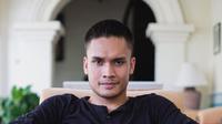 Foto Randy Pangalila dengan potongan rambut gaya buzz cut (Credit: Instagram/randpunk)