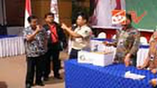 Pelaksanaan Munas VII HKTI tandingan di Hotel Aston, Denpasar, Bali, memilih Oesman Sapto Odang sebagai Ketua Umum HKTI baru. Dengan terpilihnya Oesman maka HKTI terpecah menjadi dua kubu. 