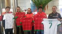 Segelintir fans Timnas Indonesia memperlihatkan jersey yang sudah ditandatangani beberapa pemain Timnas Indonesia di Hotel Lor In, Sentul, Bogor, Jumat (2/12/2016). (Bola.com/Juprianto Alexander)
