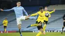 Gelandang Manchester City, Phil Foden berebut bola dengan bek Borussia Dortmund, Mateu Morey pada leg pertama perempat final Liga Champions di Etihad Stadium, Rabu (7/4/2021) dini hari WIB. Man City menjungkalkan Dortmund dengan skor 2-1. (AP Photo/Dave Thompson)