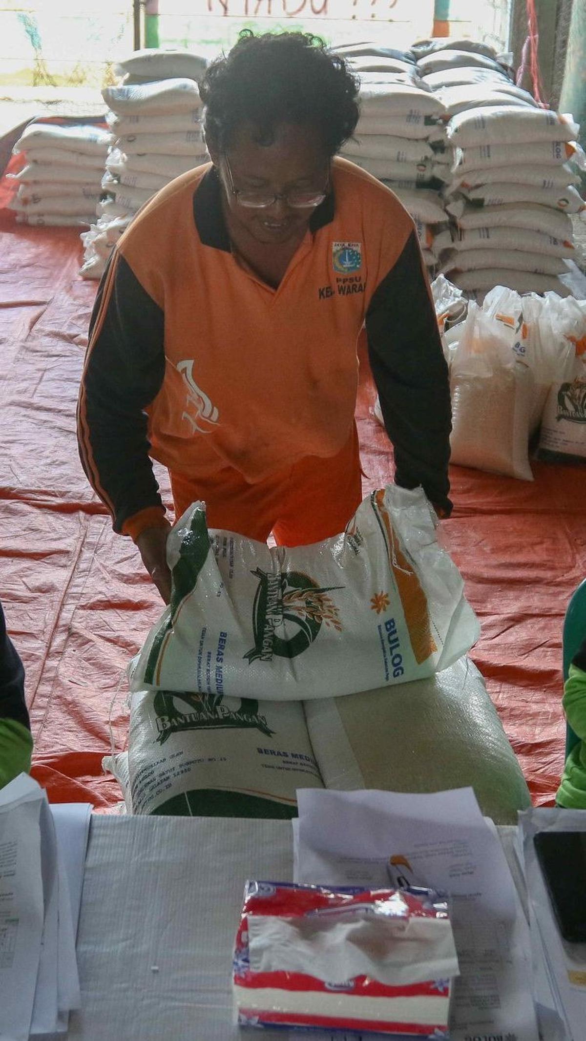 Penyaluran bantuan Cadangan Beras Pemerintah ini dilakukan sebagai upaya meringankan beban masyarakat dalam memenuhi kebutuhan konsumsinya di tengah kenaikan harga beras.&nbsp;Liputan6.com/Herman Zakharia