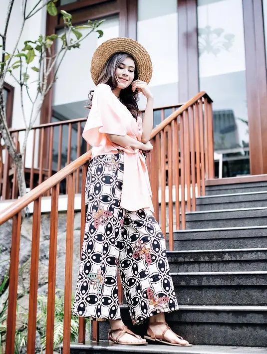 Jelang hari bahagianya, Syahnaz semakin cantik. Apalagi gaya berbusananya yang tidak membosankan. Seperti ini contohnya, Syahnaz mengenakan celana kulot etnik dengan topi lebar berbahan rotan. (Instagram/syahnazs)