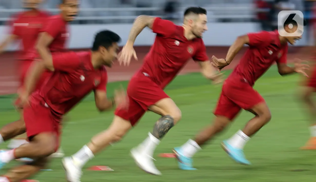 Pemain timnas Indonesia saat menjalani sesi latihan resmi jelang laga kandang semifinal Piala AFF 2022 melawan Vietnam di Stadion Utama Gelora Bung Karno, Jakarta, Kamis (5/1/2023). Sebagai runner-up Grup A, timnas Indonesia akan berlaga melawan juara grup B, Vietnam di semifinal Piala AFF 2022. (Liputan6.com/Helmi Fithriansyah)