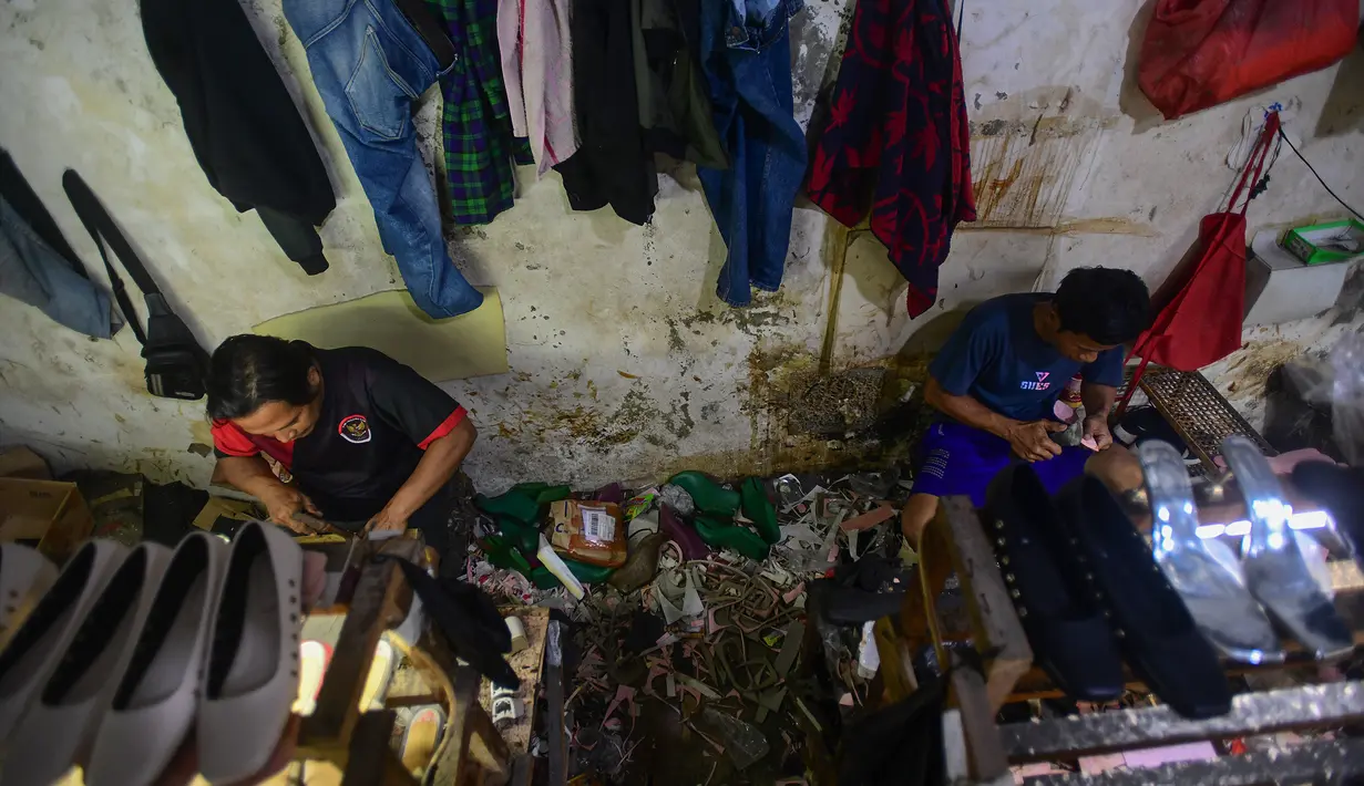 Akibat penurunan omzet produksi ini, industri rumahan sepatu wanita OB Shoes hanya mampu mempekerjakan lima dari sebelumnya 20 orang pekerja. (merdeka.com/Arie Basuki)