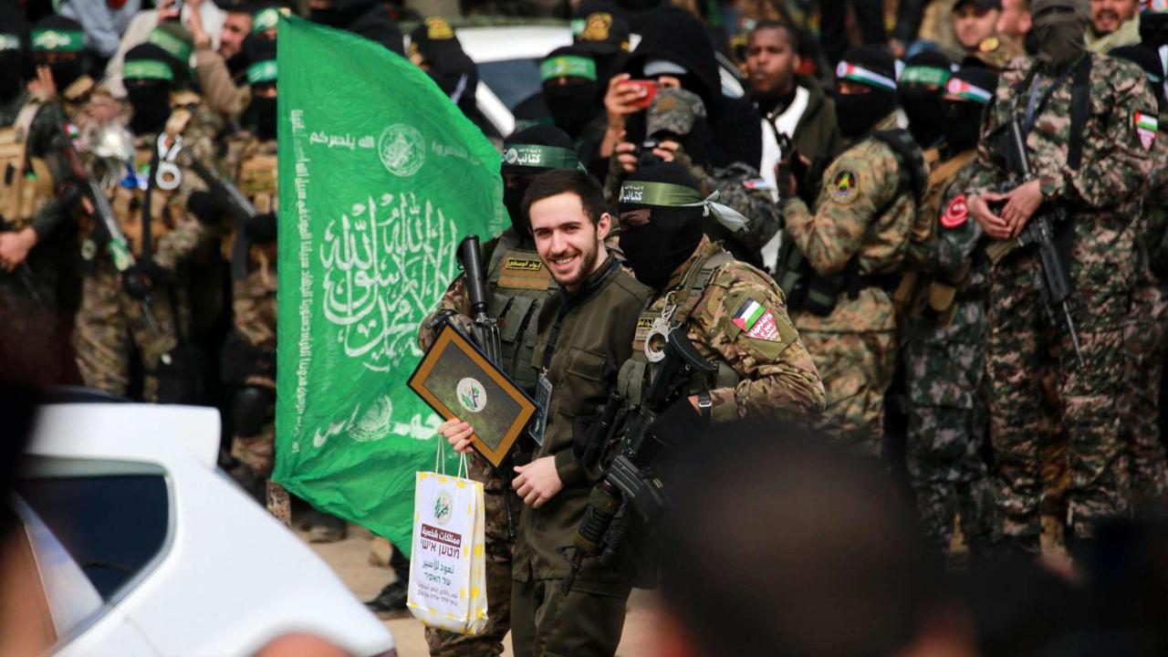 Momen Sandera Israel Cium Kening Pejuang Hamas