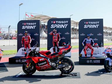 Dari kiri ke kanan, dua pembalap dari Ducati Lenovo Team Enea Bastianini yang berada di posisi kedua dan Francesco Bagnaia (posisi pertama), bersama Marc Marquez (Gresini Racing MotoGP) yang berada di posisi ketiga melakukan selebrasi di podium setelah balapan sprint MotoGP Grand Prix Indonesia 2024 di Sirkuit Internasional Mandalika, Lombok, Nusa Tenggara Barat, pada 28 September 2024. (SONNY TUMBELAKA/AFP)