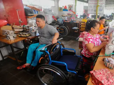 Penyandang disabilitas menyelesaikan pembuatan kerajinan tangan dari bahan daur ulang di Wisma Yayasan Cheshire Indonesia di Cilandak, Jakarta Selatan, Senin (3/7/2020). (merdeka.com/Arie Basuki)