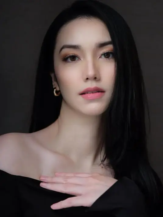 Seperti potret ini, di mana Velove Vexia tampil flawless dengan makeup fresh bernuansa peach. Sang MUA memulas wajah smokey peach yang halus dengan kontur hidung dan pipi yang pertegas dimensi wajah. Lipstik matte bernuansa peach jadi sentuhan natural untuk wajah cantiknya [@vaelovexia]