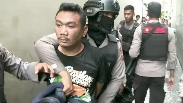 Polrestabes Medan menggerebek kampung judi dan narkoba di Kota Medan. Polisi menyita 200 gram narkoba dan puluhan mesin judi jackpot