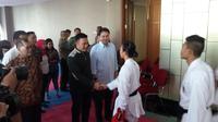 Menteri Pemuda dan Olahraga (Menpora), Imam Nahrawi, meninjau tempat latihan cabang olahraga karate di Apartemen Balezza, Permata Hijau, Jakarta, Jumat (9/6/2017). (Bola.com/Zulfirdaus Harahap)