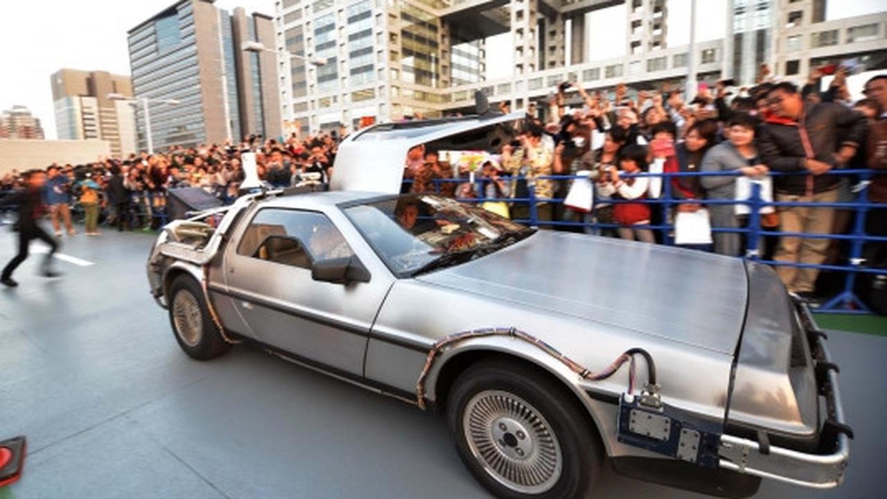 Keren, mobil berbahan baju bekas ala film Back to the Future