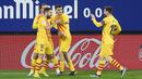 Para pemain Barcelona merayakan gol pertama ke gawang Osasuna yang dicetak bek Jordi Alba (kiri) dalam laga lanjutan Liga Spanyol 2020/21 pekan ke-26 di El Sadar Stadium, Pamplona, Sabtu (6/3/2021). Barcelona menang 2-0 atas Osasuna. (AFP/Ander Gillenea)