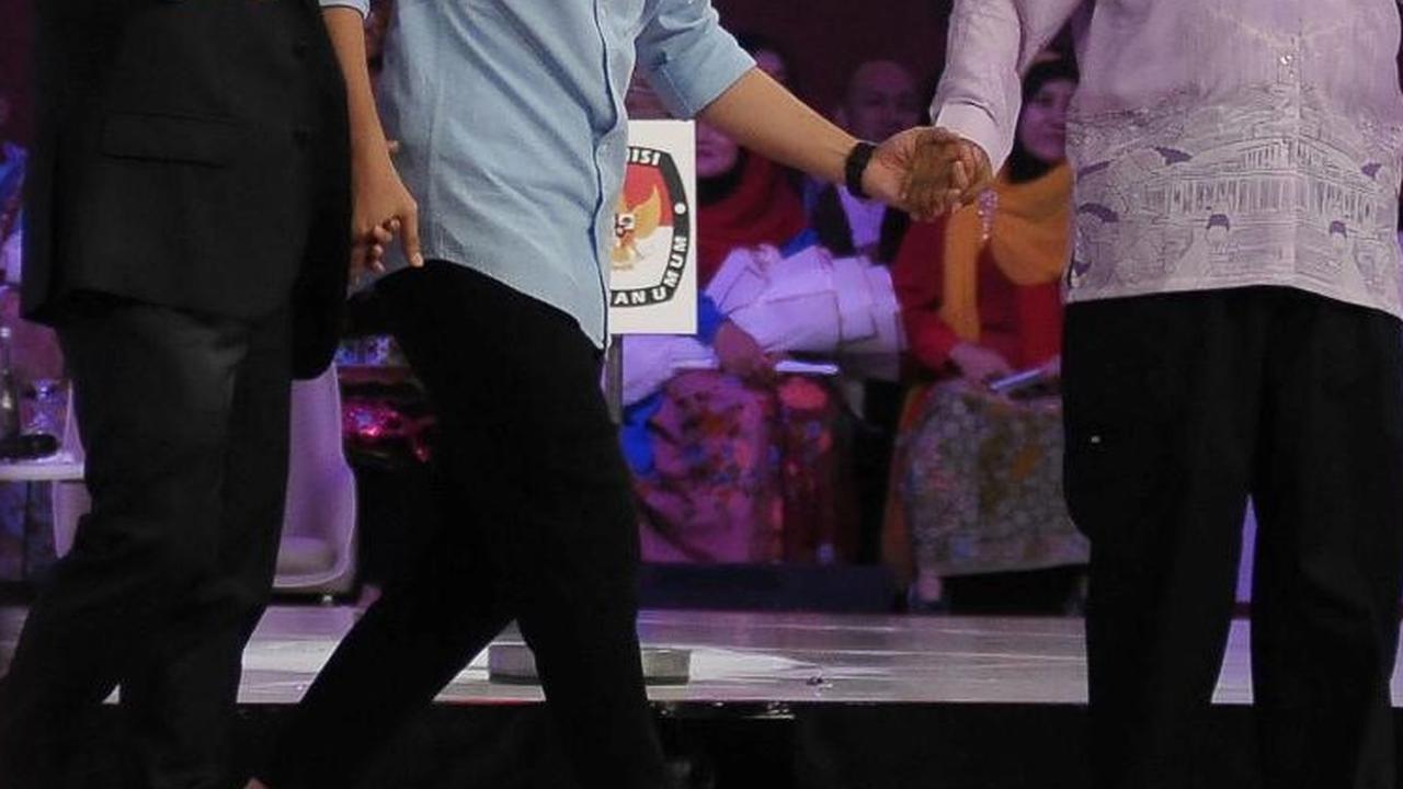 FOTO: Momen Akrab Cak Imin, Gibran dan Mahfud MD Gandengan Tangan Setelah Saling Singgung di Debat Cawapres 2024
