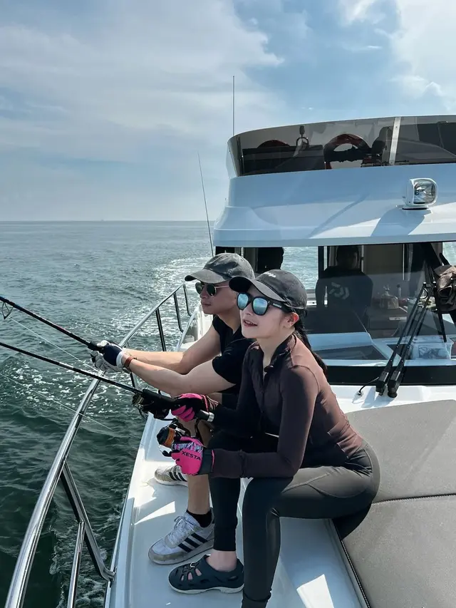 Prilly Latuconsina dan Omara Ngedate di Laut (Instagram/@prillylatuconsina96)