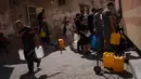 Sejak militer Israel memutuskan untuk memutus pasokan air dan bahan bakar ke Jalur Gaza serta mencegah masuknya konvoi bantuan, warga Palestina di Gaza terpaksa berlindung bersama keluarga mereka jauh dari rumah mereka dan berjuang untuk bertahan hidup. (AP Photo/Fatima Shbair, File)