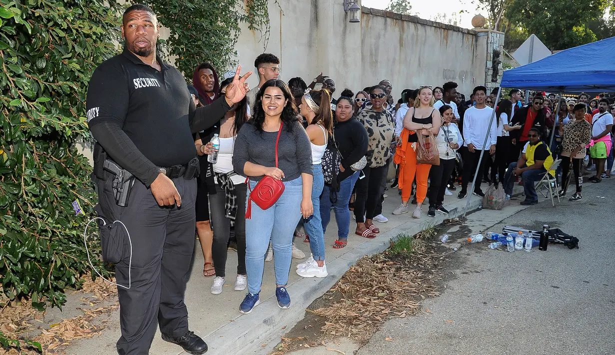 Para penggemar antre di sekitar rumah penyanyi dan pencipta lagu AS, Chris Brown di lingkungan Tarzana, Los Angeles, 6 November 2019. Mereka berkumpul setelah Chris Brown mengumumkan penjualan barang-barang di sekitaran halamannya melalui akun Instagram dan Twitter-nya. (AP/Damian Dovarganes)