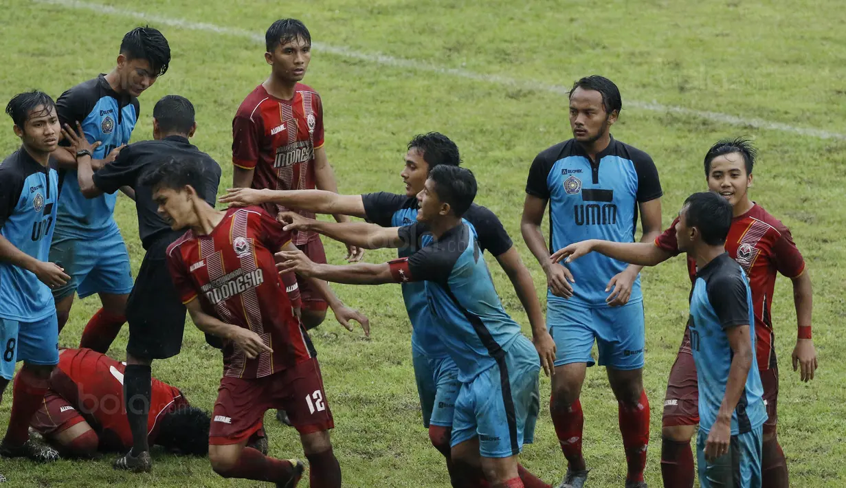 Pemain UMM mendorong pemain UPI pada laga final Torabika Campus Cup 2017 di Stadion Cakrawala, Malang, Kamis (23/11/2017). UMM menang WO atas UPI. (Bola.com/M Iqbal Ichsan)