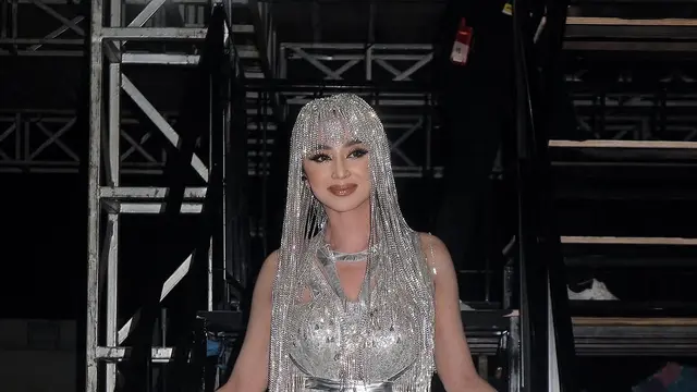 Penampilan Dewi Perssik ala Cleopatra dengan gaya bling-bling (credit: instagram/dewiperssik9)