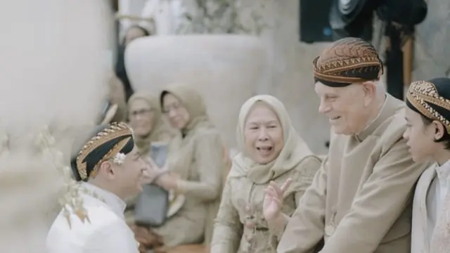 Foto postingan Instagram: Tiko bersama kedua orang tua mendiang Ashraf Sinclair/ @bcltiko