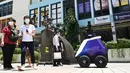 Robot berpatroli di distrik perbelanjaan dan perumahan selama uji coba di Singapura, Senin (6/9/2021). Robot ini akan merekam perilaku yang melanggar peraturan dan dalam hitungan detik akan dikirim ke komando pusat serta dimasukkan ke dalam sistem analisis video untuk diproses. (ROSLAN RAHMAN/AFP)