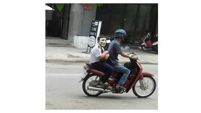 Gaya Lucu Pakai Topeng Saat Naik Motor Ini Bikin Senyum-Senyum