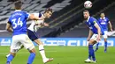 Pemain Tottenham Hotspur Gareth Bale (tengah) menyundul bola untuk mencetak gol ke gawang Brighton and Hove Albion pada pertandingan Liga Premier Inggris di Tottenham Hotspur Stadium, London, Minggu (1/11/2020). Tottenham Hotspur menang 2-1. (Julian Finney/Pool via AP)
