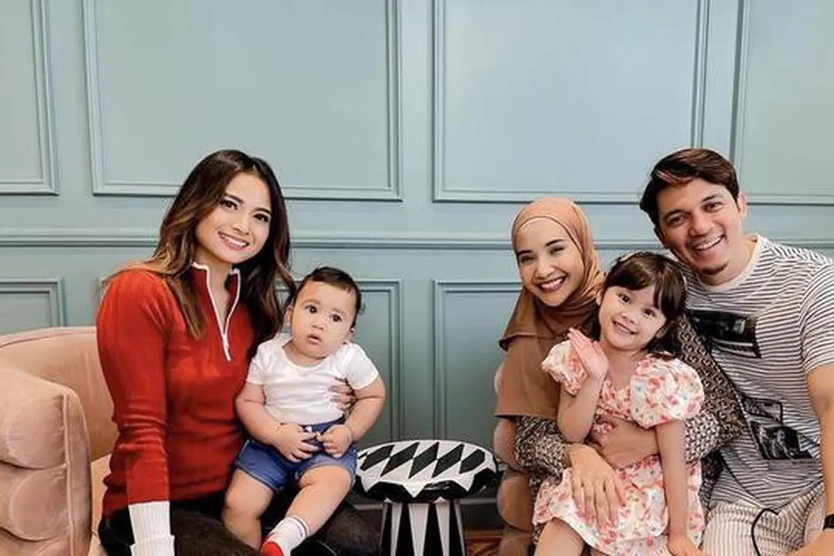 Tampilan Busana Acha Septriasa dan Zaskia Sungkar Saat Bertemu
