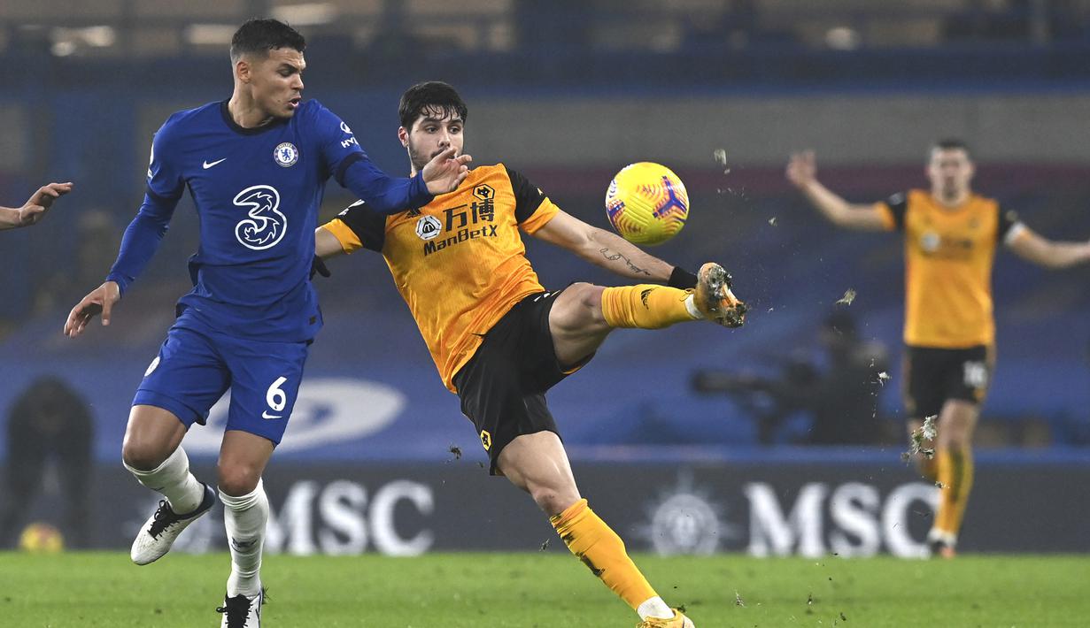 Gelandang Wolverhampton, Pedro Neto (kanan) berebut bola dengan bek Chelsea, Thiago Silva dalam laga lanjutan Liga Inggris 2020/21 pekan ke-20 di Stamford Bridge, Rabu (27/1/2021). Wolverhampton bermain imbang 0-0 dengan Chelsea. (Pool via AP/Neil Hall)