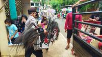 Pentas kuda lumping dibubarkan Satgas Covid-19 Purbalingga. (Foto: Liputan6.com/Rudal Afgani)