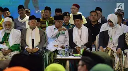 Presiden Joko Widodo berbincang dengan Ketum PBNU Said Aqil Siroj saat menghadiri pembukaan musyawarah nasional dan konferensi besar Nahdlatul Ulama di Banjar, Jawa Barat, Rabu (27/2). (Liputan6.com/Angga Yuniar)