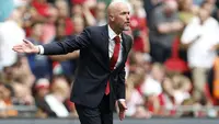 Pelatih Manchester United, Erik ten Hag memberi instruksi kepada pemainnya saat menghadapi Manchester City pada laga Community Shield 2024 di Wembley Stadium, London, Sabtu (10/8/2024). (AP Photo/David Cliff)