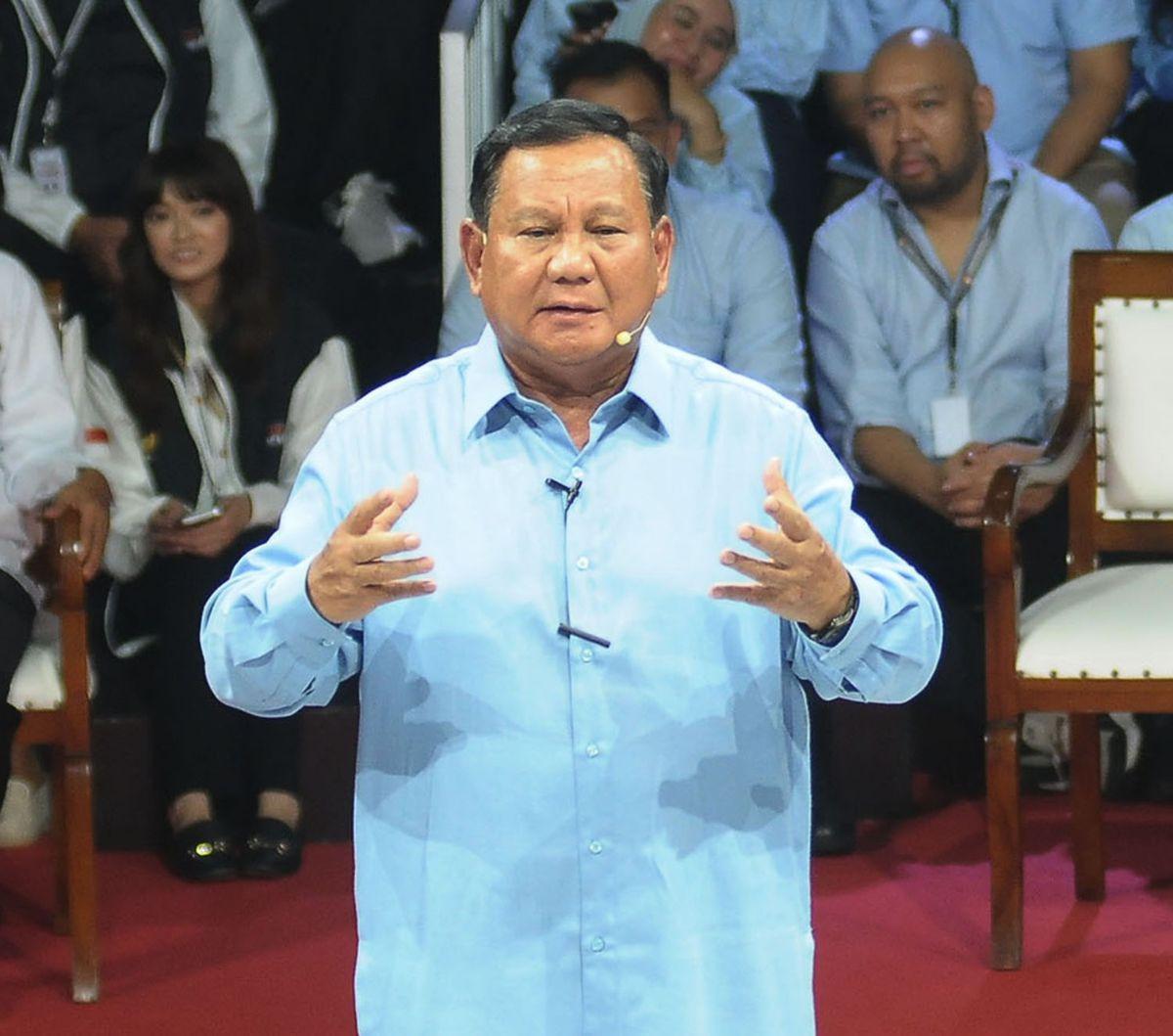 Calon presiden nomor urut 2, Prabowo Subianto tampak saling serang dengan calon presiden nomor urut 1, Anies Baswedan dalam debat perdana Pilpres 2024, Selasa (12/12/2023). Namun, Menteri Pertahanan itu terlihat lebih kalem dengan capres nomor urut 3, Gan