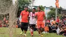Gelandang Persija, Ramdani Lestaluhu, mengalami cedera saat laga ujicoba melawan Barito Putera di Stadion Bea Cukai, Jakarta, Selasa (5/4/2016). Kedua tim bermain imbang 2-2. (Bola.com/Vitalis Yogi Trisna)